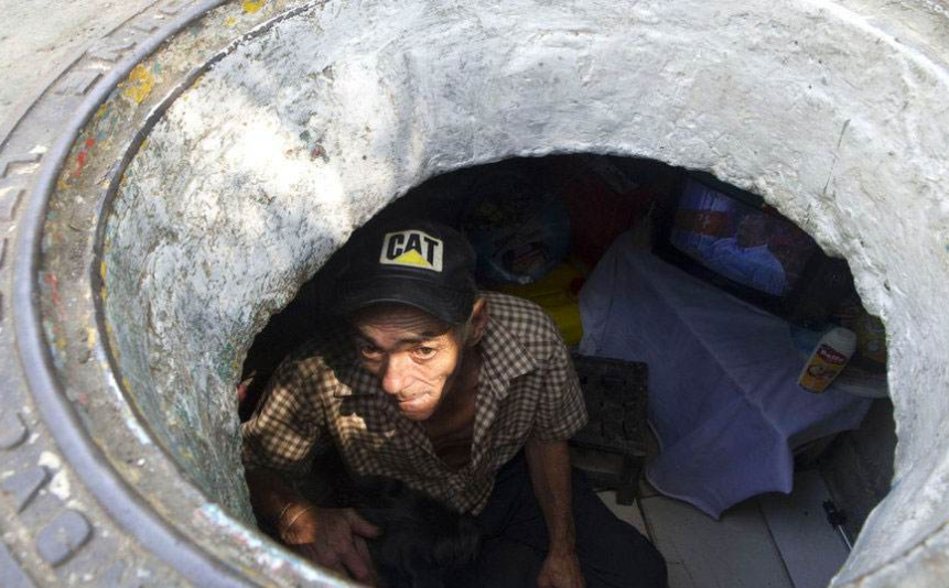 一家人在下水道居住3年,很多人不解,但是这是他最后的家了