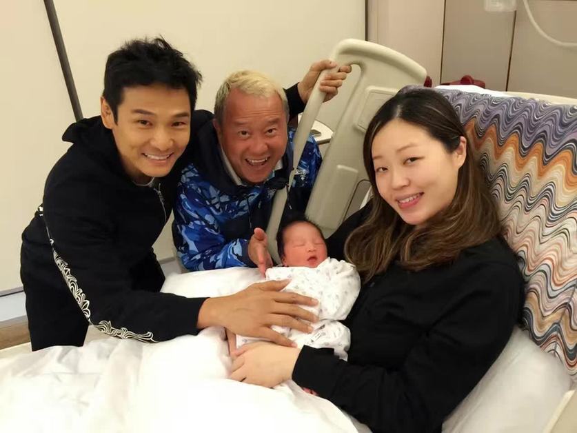 曾嫌吴君如太肥将其怒甩,被迫跨行,今50岁身家过亿娶小24岁娇妻