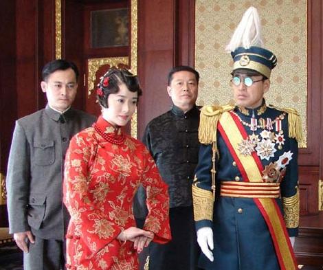 女孩正在玩耍,一车疾驰而至,扔下5块钱,拉她到皇宫封为皇妃