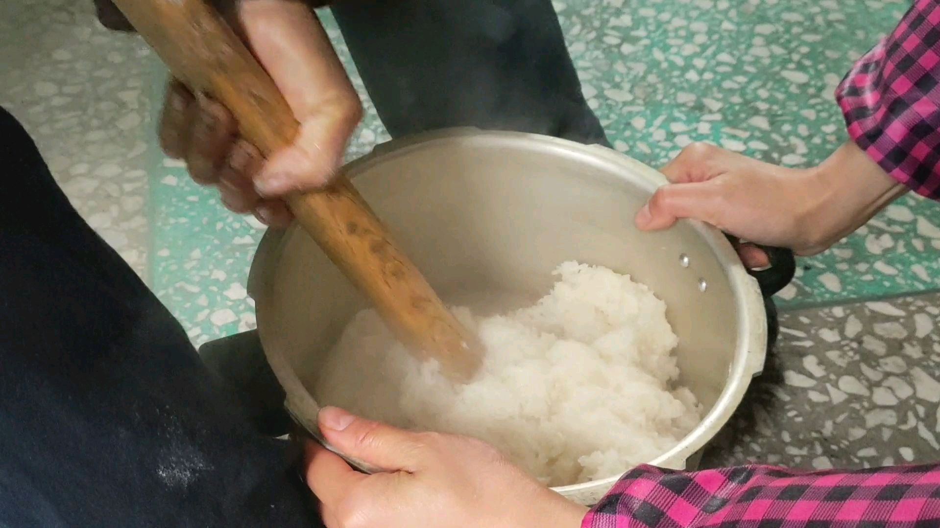 湖北农村老人用最简单方法打糍粑,一条木棍一口锅,三两下搞定