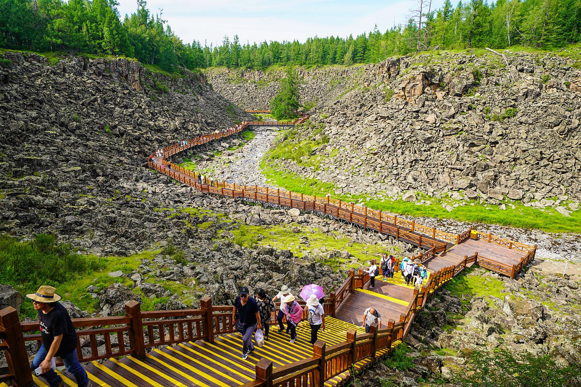 阿尔山大峡谷位于内蒙古自治区的阿尔山市,是一个景色壮美,充满探险