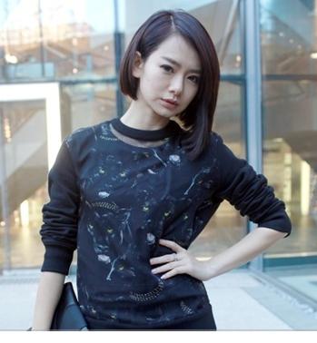 戚薇烫一头海藻头发型,这发型显小10岁,网友:人鱼妆性感妩媚