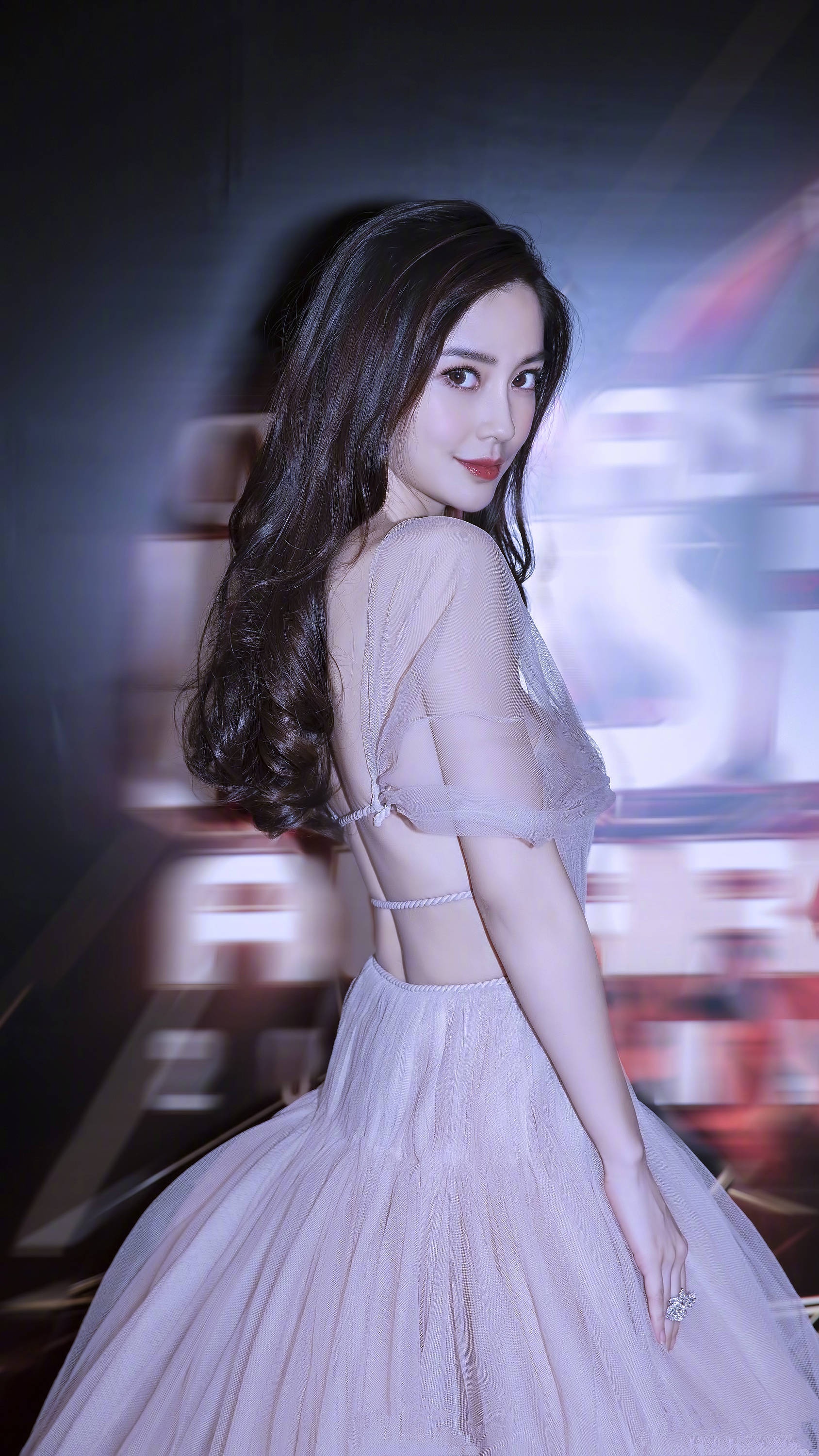 话说女生的背如果都像baby这般,白皙光滑,而又肤如凝