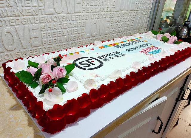 为顺丰速运南海分部员工定制集体生日大蛋糕