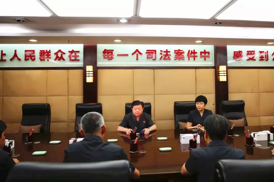 马国伟同志与高院办案能手进行集体谈话