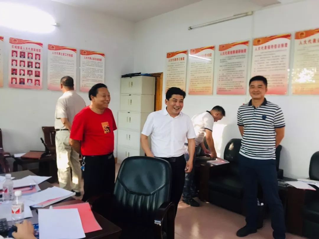 崇阳县委常委石峰到石城镇督办污水处理建设和集镇改造项目