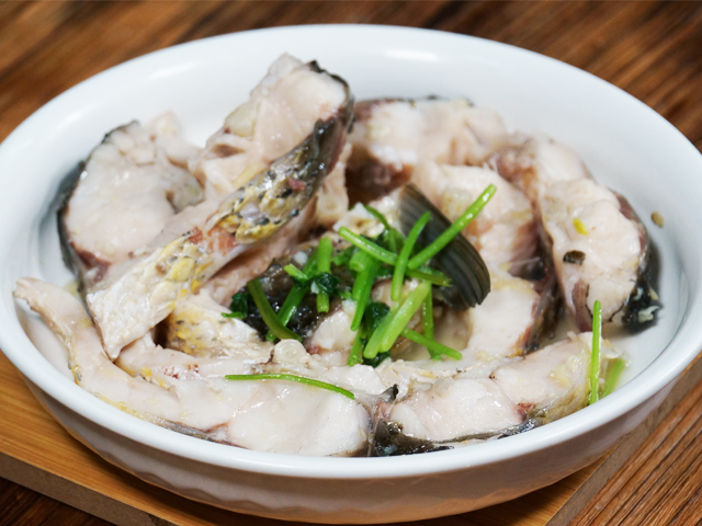 古人是怎么煮鱼的呢,客家人的盐水鲩鱼,能让你吃到古早的味道