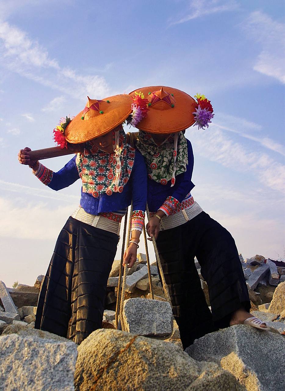 惠安女,是一群拥有深厚历史底蕴的人,她们以独特的服饰,将"旧"的元素