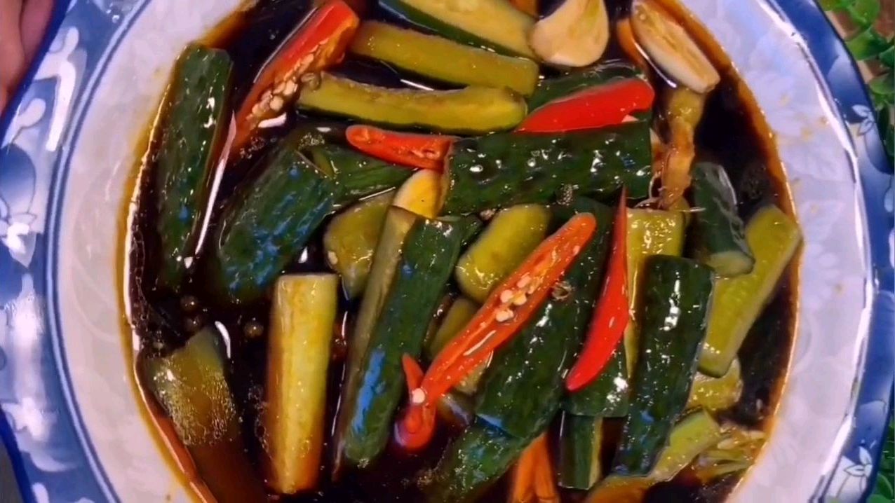 分享一道爽脆开胃的酸辣黄瓜咸菜 配馒头和粥超级好吃