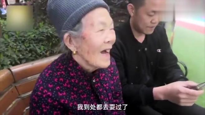 [图]当代孝子！男子背90岁母亲看马拉松 “我要背她走全世界”