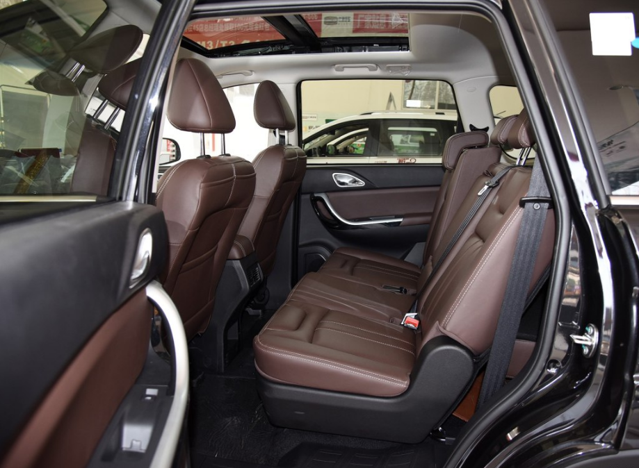 外形沉稳大气的比速t5,内饰高端炫酷,深受大家的喜爱