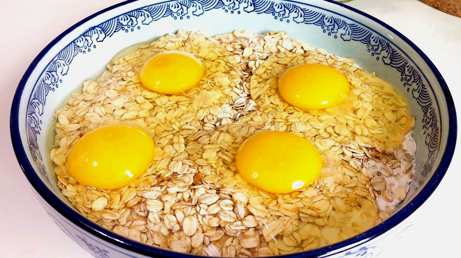 鸡蛋新吃法,加一碗燕麦片,不用水不用油,出锅蓬松暄软,真香!