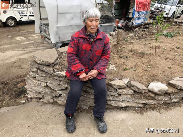 弯腰弓背 疾病缠身却撑起这个残缺不全的家 7旬老人独自拉扯4孙儿 难