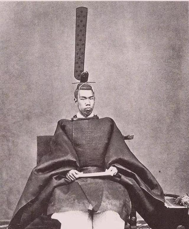 日本天皇的帽子这么高,难道是为了凸显君权
