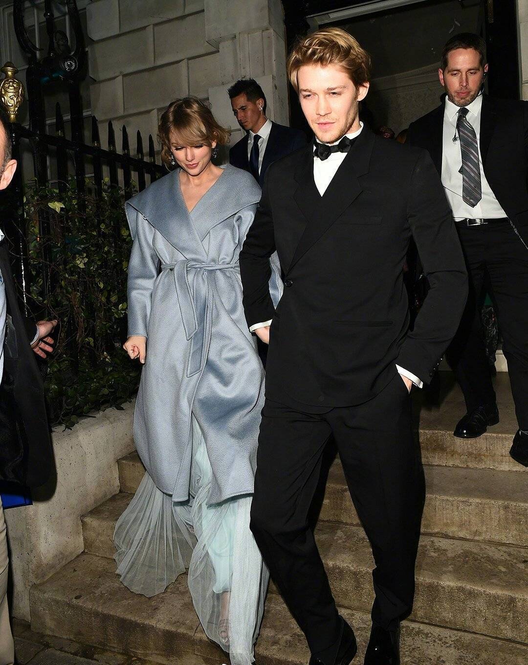 霉霉与男友现身红毯,淡蓝色套裙美得很高级,恋爱事业双丰收