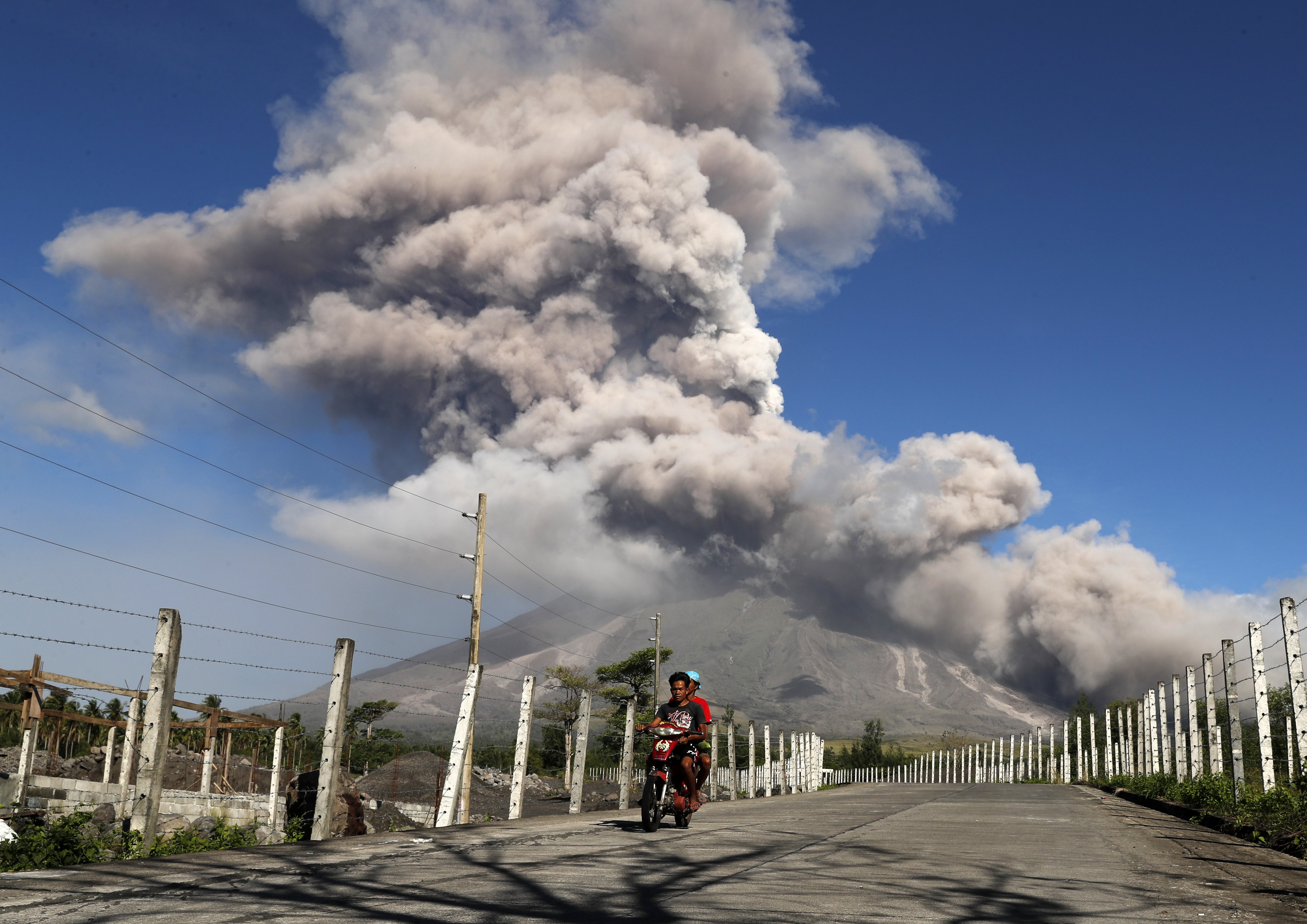 2020菲律宾火山大爆发图片