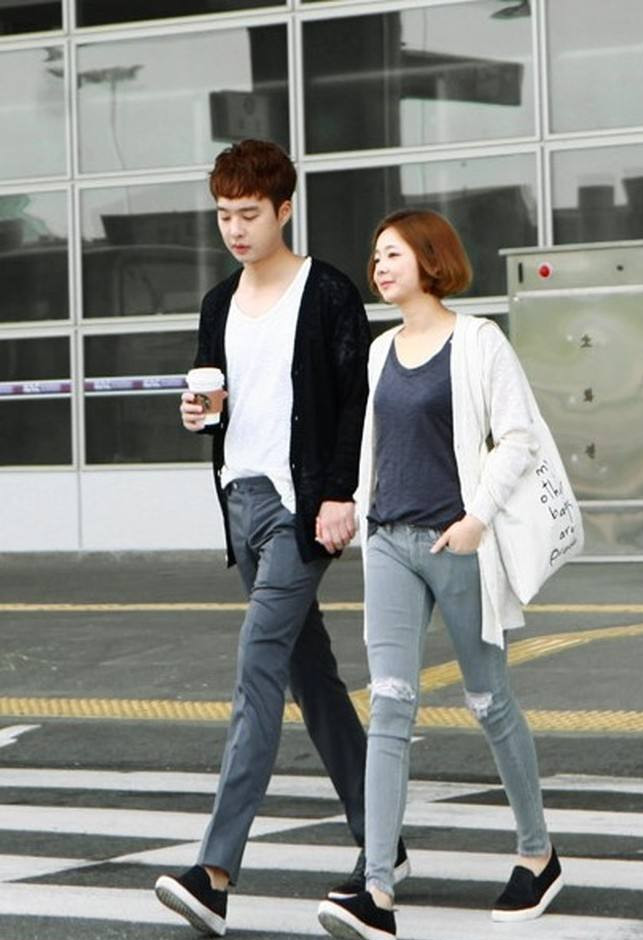 短发美女和男朋友一起手牵手逛街,美女嘴角微微一笑,很好看