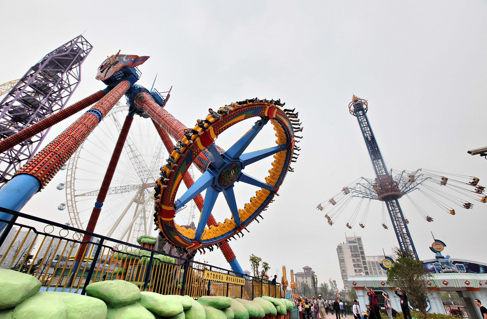 75 武汉欢乐谷不只是一座普通的游乐场,它集结了众多刺激,惊险,好玩
