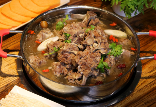 锅仔羊蝎子,其实就是羊的脊骨煮成火锅,特别的滋补,肉也是很鲜嫩的,饭