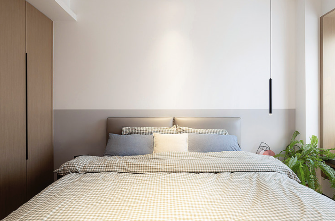 床头背景墙,适当用到了乳胶漆分色图画,灰色和白色结合辅以暖光灯