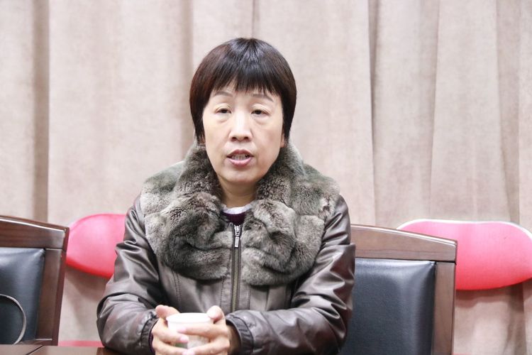 巩义市教体局李易局长到二中慰问困难教师