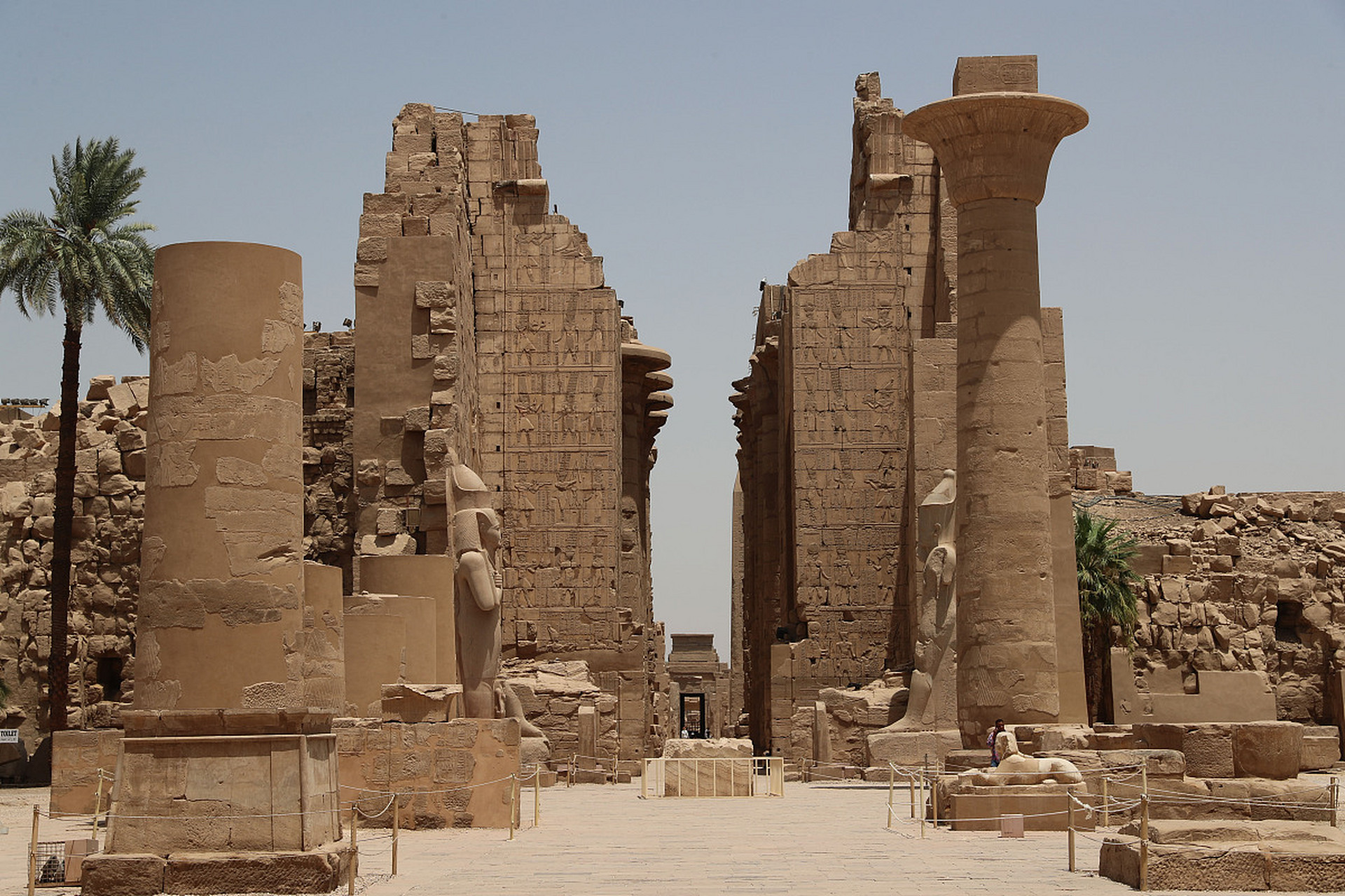 卡纳克神庙是埃及卢克索古城内的一座著名神庙,也是古埃及最重要,最