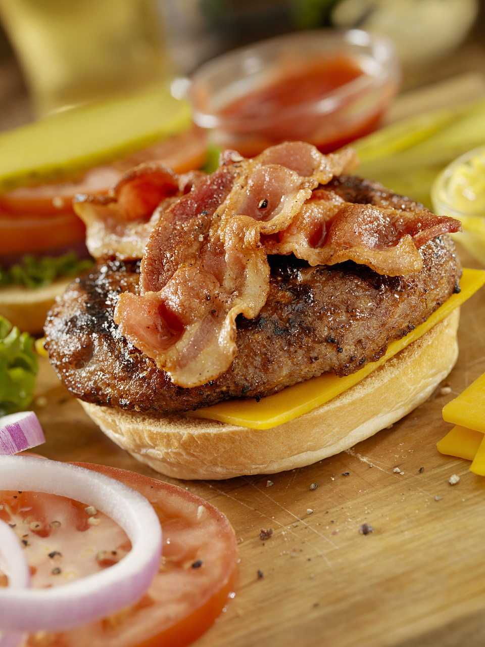 选用优质牛腰肉或牛腿肉,腌制后高温烤制,再倒入面糊烤制约克郡布丁.