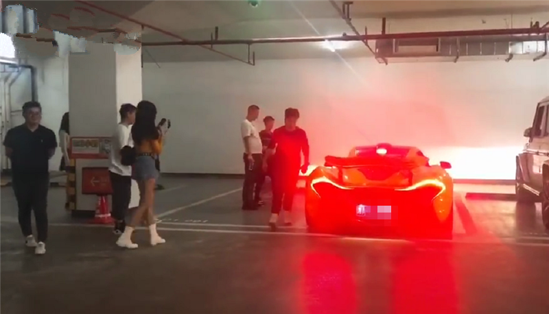 长沙"晶哥"的迈凯伦p1停车库,限量375台,引不少网红拍照直播