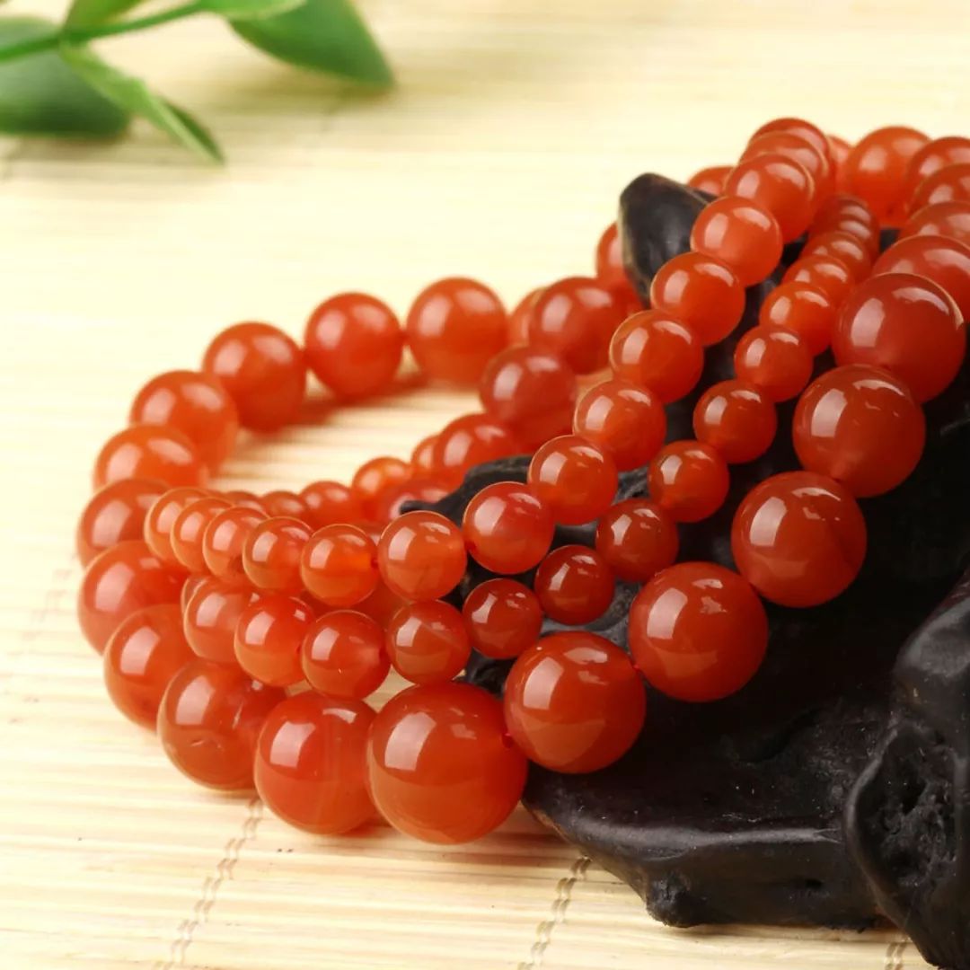 翡翠与玛瑙,这两种截然不同的珍宝,有什么区别?