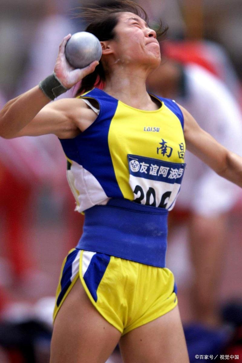 一个重球的上下两端系同样的两根线,今用其中一根线