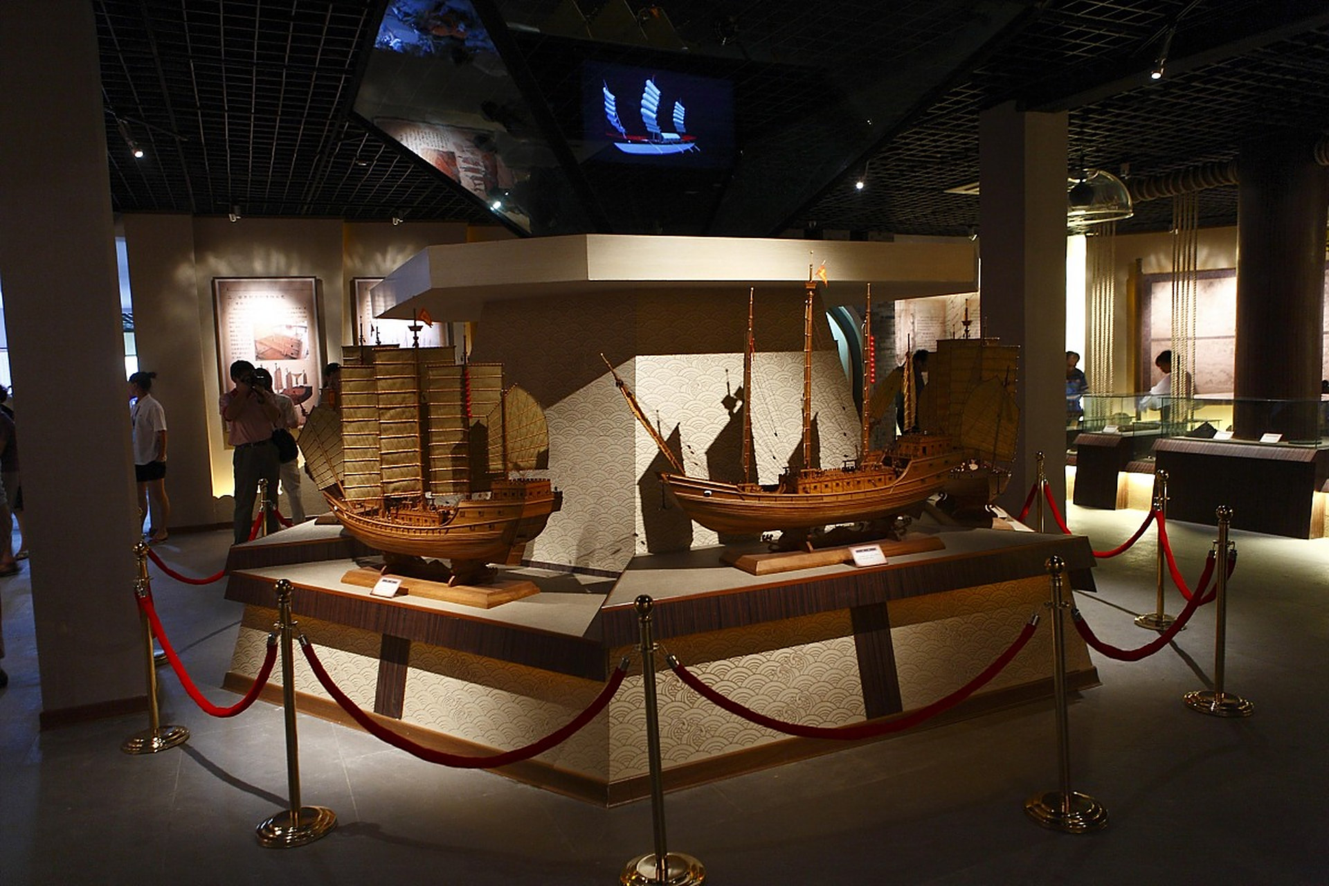 海上丝绸之路博物馆,也称为蓬莱古船博物馆,位于蓬莱阁景区小海西南岸