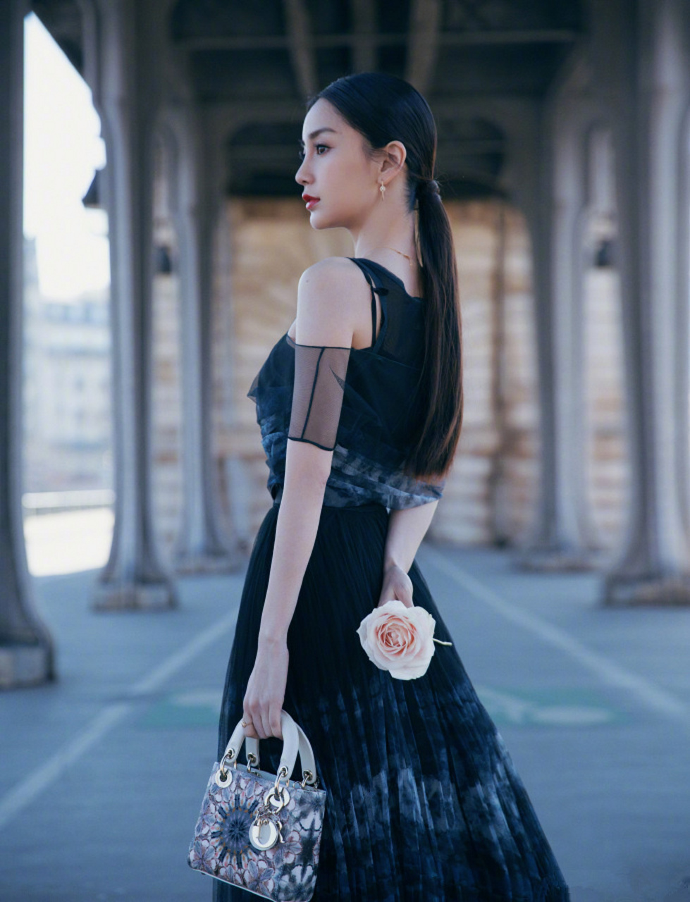 angelababy出席dior迪奥二零一九秋冬成衣系列发布秀,身穿一件优雅的