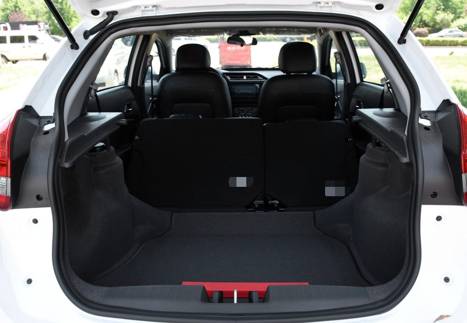 瑞虎3x的后备箱的空间表现还算不错,行李箱,平衡车什么的都没有问题!