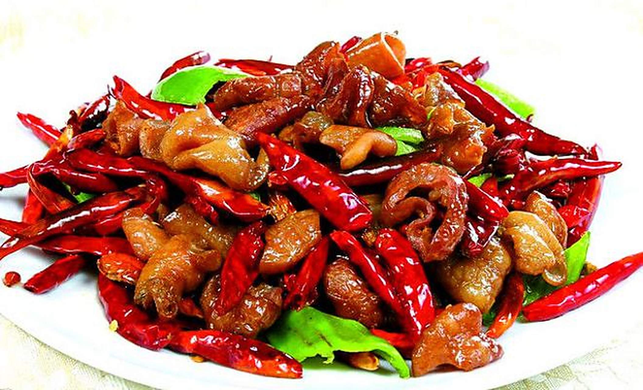 辣椒炒肉 这道色香味俱全的菜肴,是湖南人每家每户必吃的招牌"土菜"