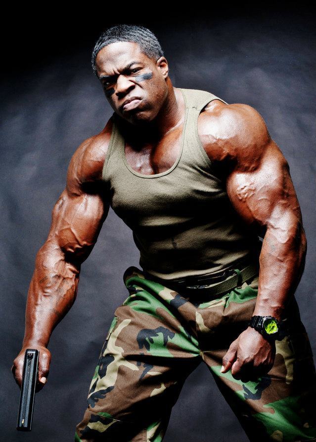 他在监狱中改过自新,天天锻炼,出狱后成了肌肉魔兽,受人追捧