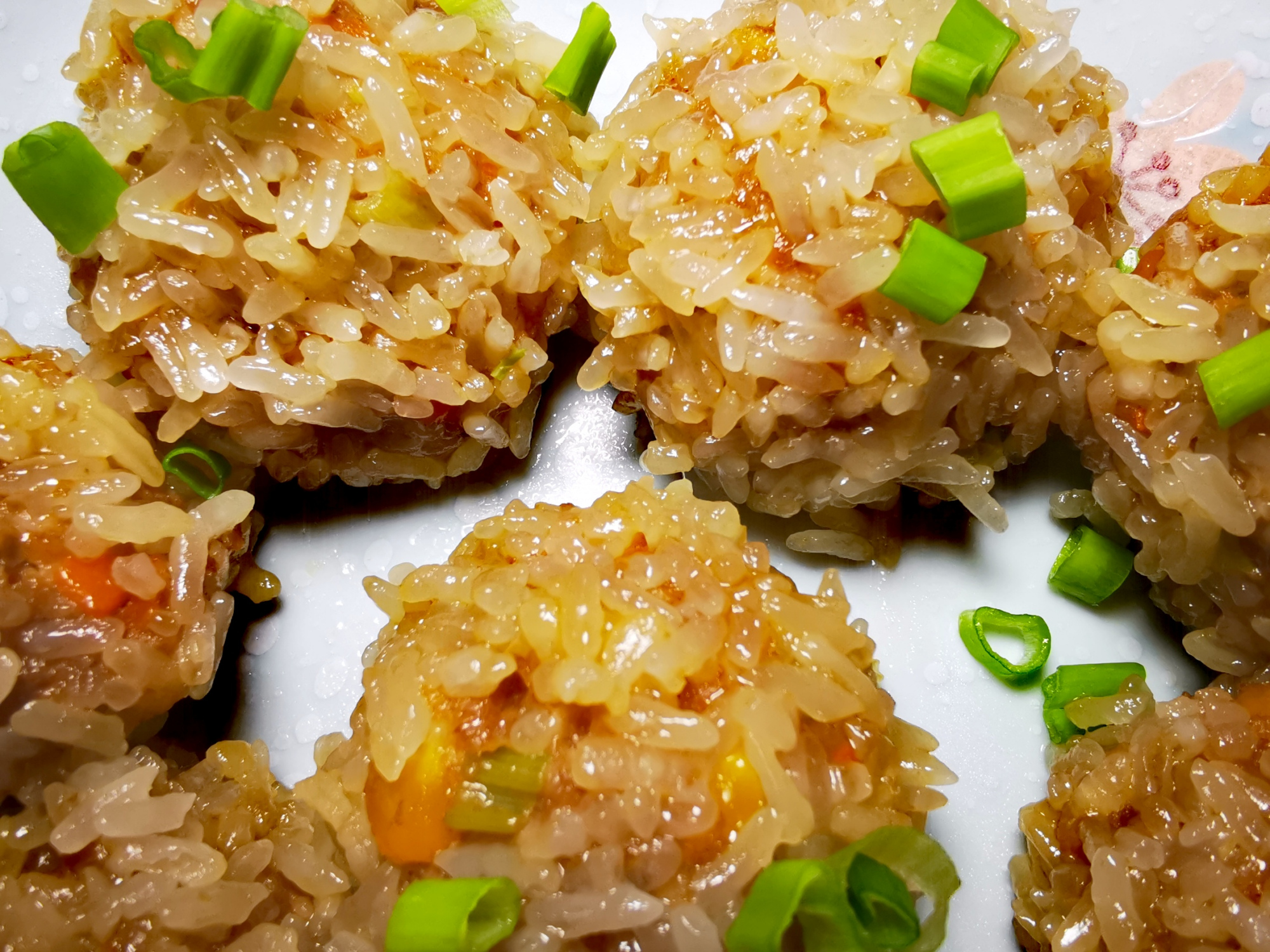 肉馅团成球,在糯米里滚一圈,一口一个,真的是太好吃了,超过瘾