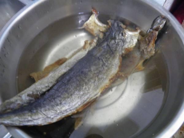 黄花鱼用水浸泡后掉色,是"染色鱼"吗?教你如何区分真假黄花鱼