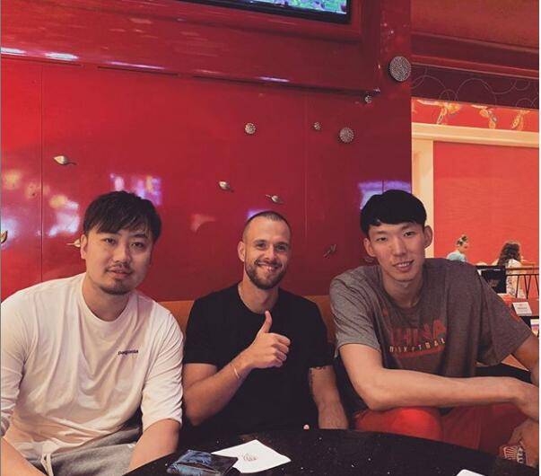 这是我的客户!周琦欧洲经纪人ins晒和周琦&睢冉合照
