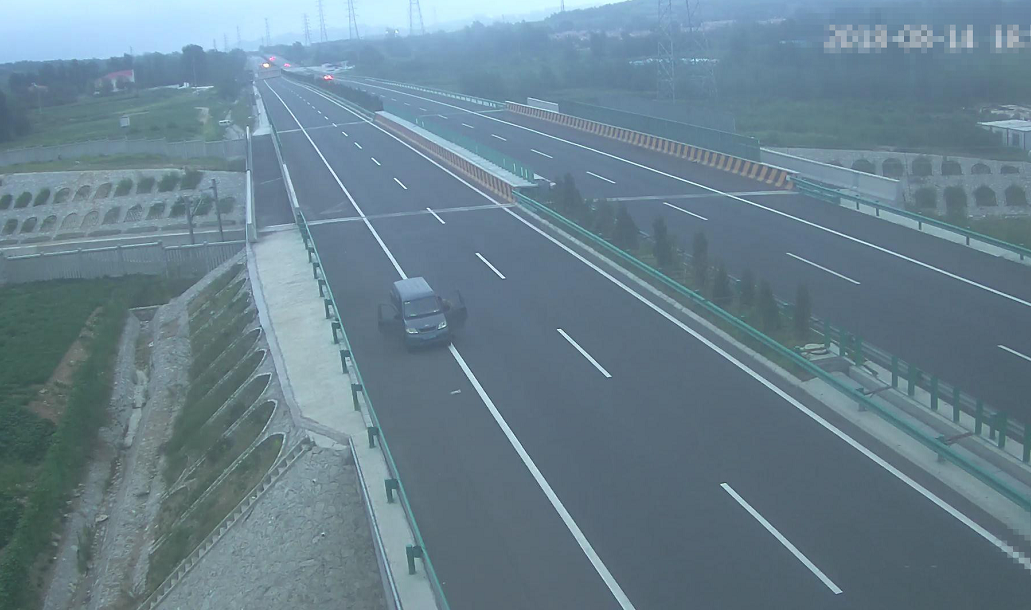 面包车抛锚同三高速公路 醉酒男推车一个小时