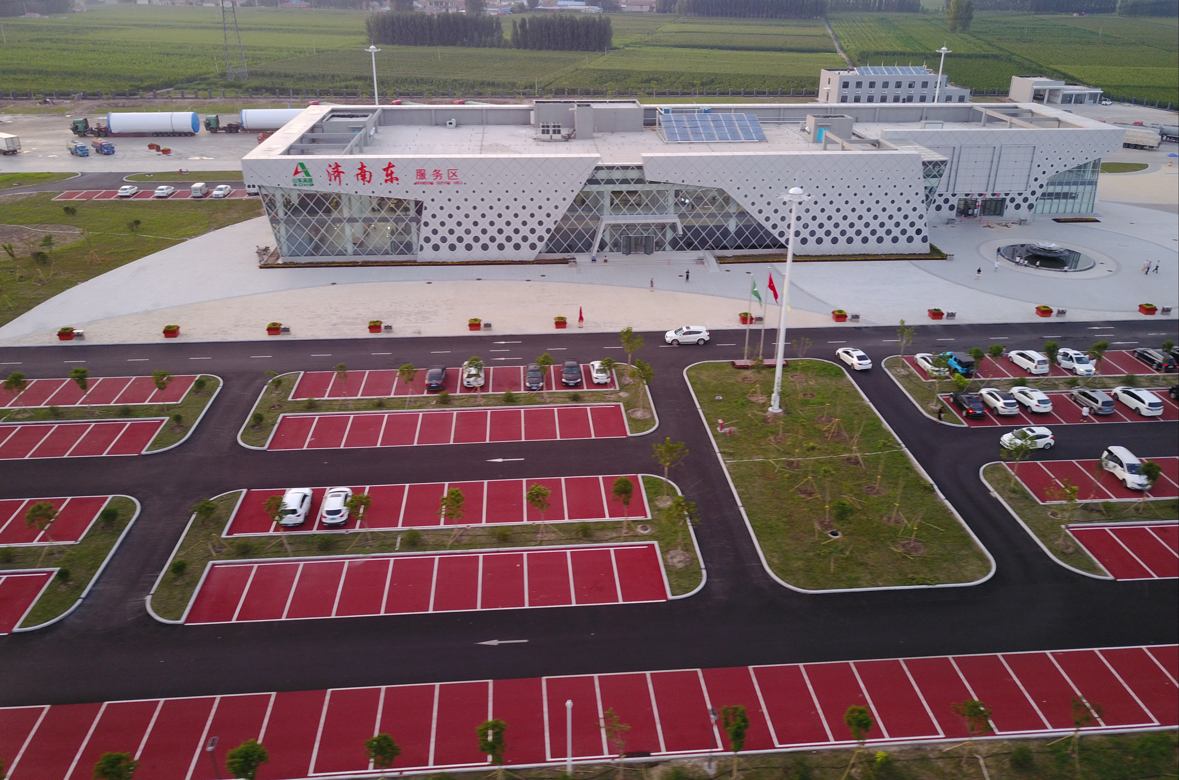 彩色的济南东高速服务区,不仅豪华漂亮还很环保