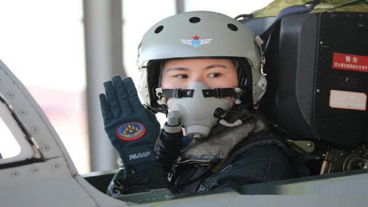 突破美历史纪录!五代机首次迎来女飞行员,驾驶歼20英姿飒爽!