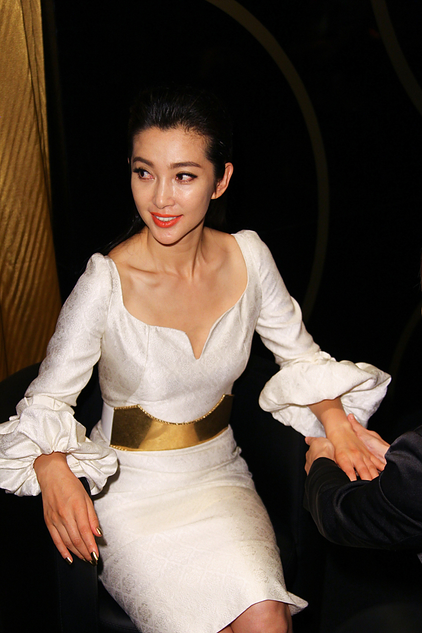 李冰冰在节目里面跟选手的互动上了热搜,大家一下子开始磕年下直球