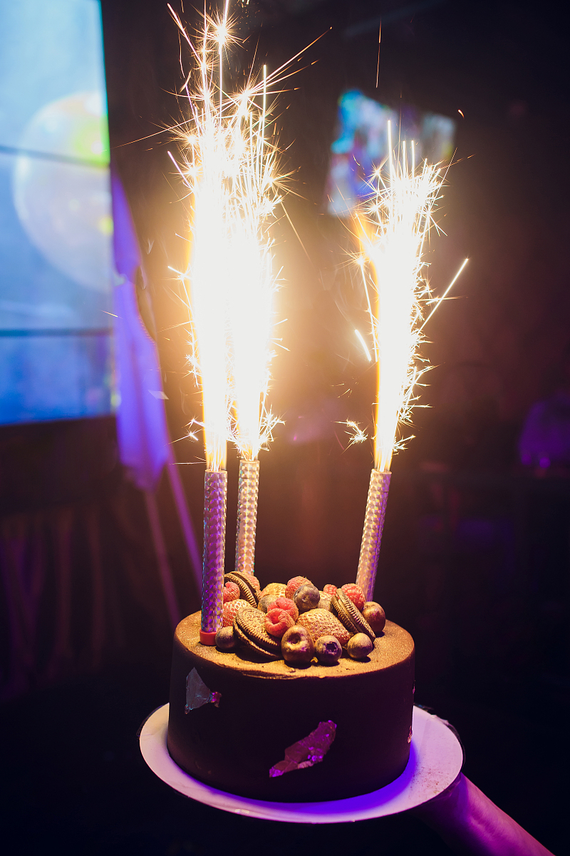 在我看来,过生日图片真实生日蛋糕烟花棒生日蜡烛