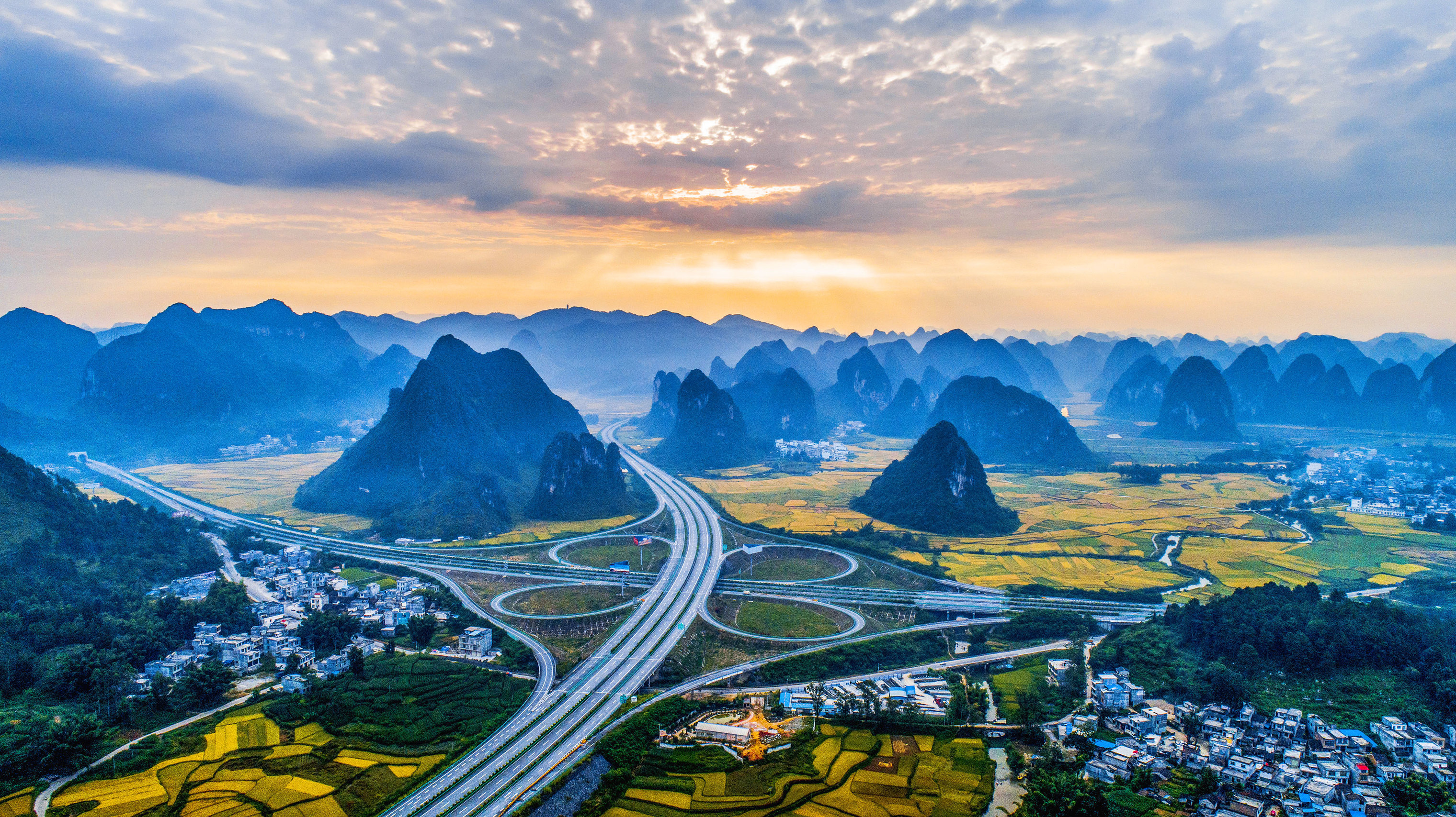 广西百色:俯瞰靖西满眼金黄,稻谷秋收云雾缭绕