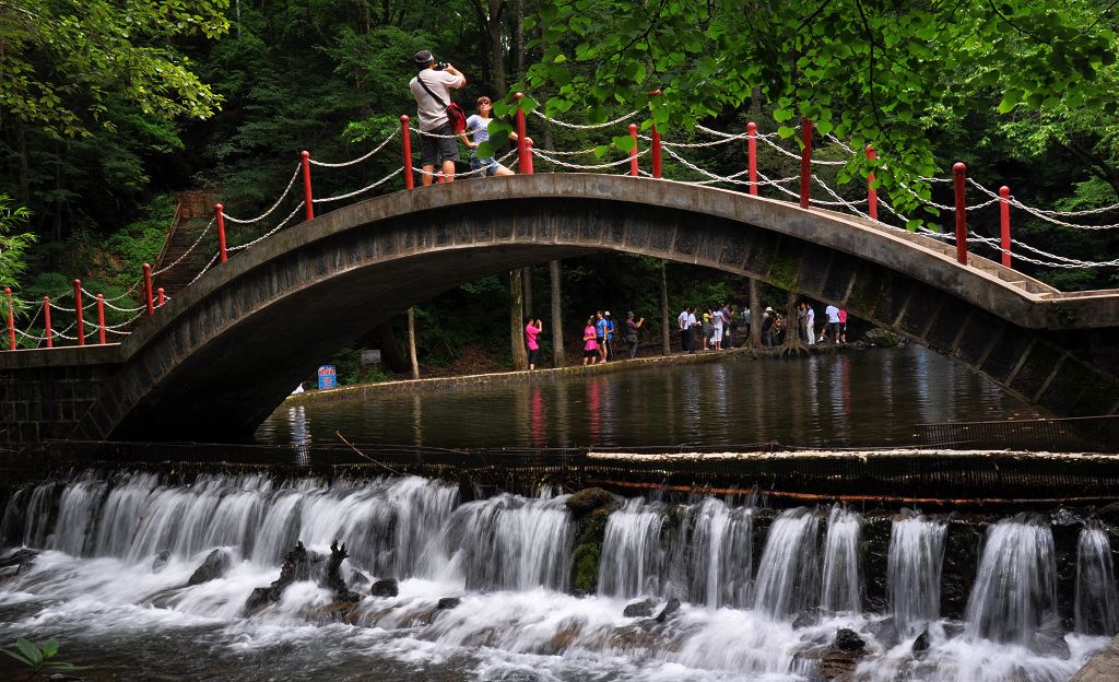 长春吊水壶瀑布,瀑布流水清澈见底,冬天水不封冰,夏日冰凉刺骨