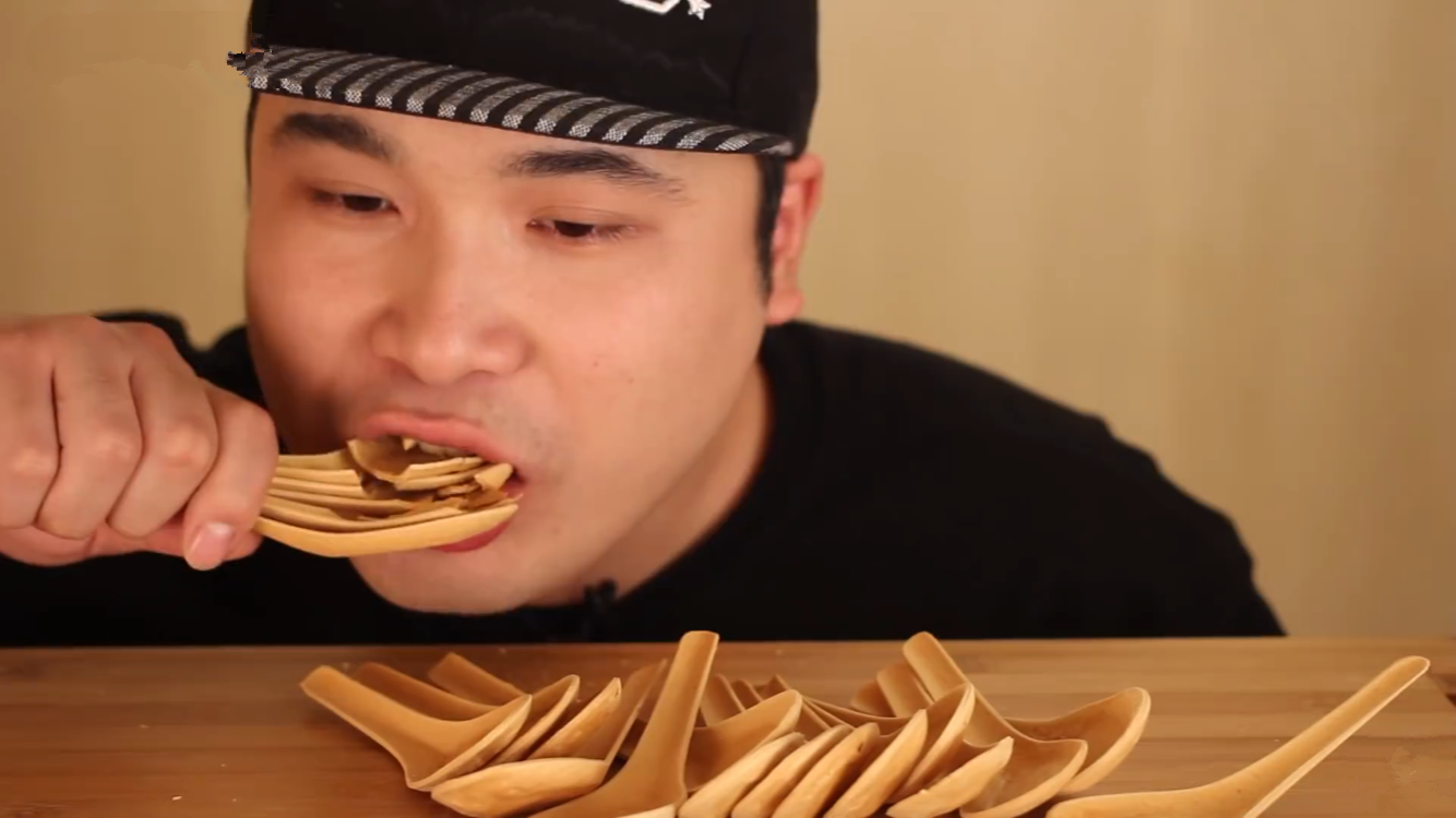 韩国最会玩胖哥,用勺子吃饭最后把勺子也吃掉,太有趣了!