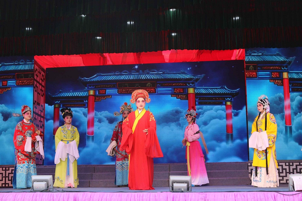 天沔花鼓戏剧团来京山筑台唱戏