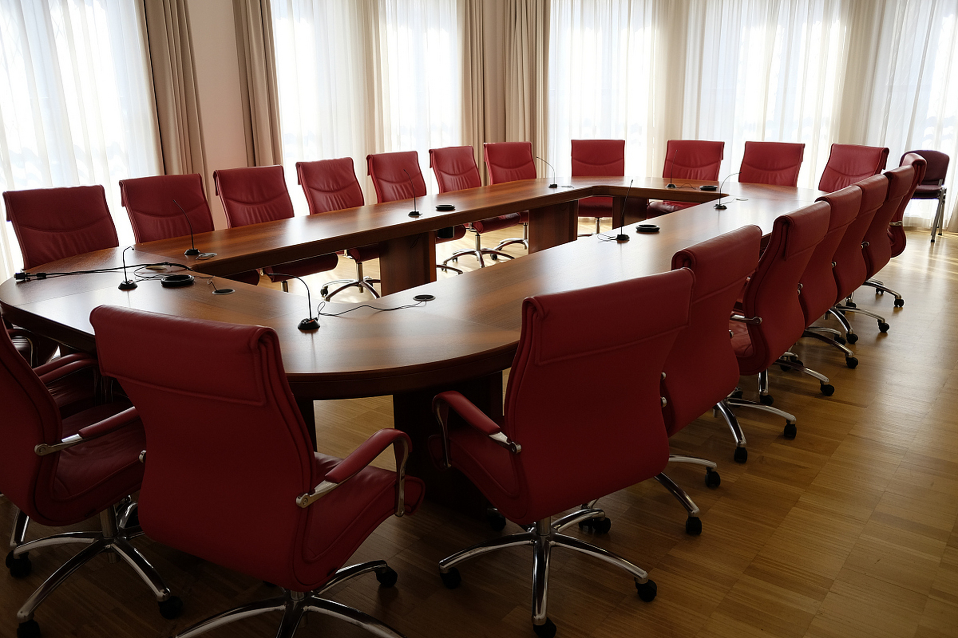 最好请专业的灯光设计师进行设计和布置,以确保会议室达到理想的照明