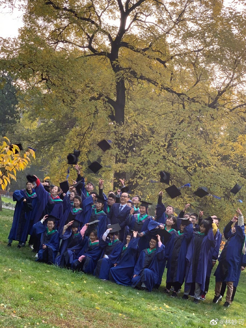 近日,林妙可在微博上晒出一组电影《谷子地》的杀青照,并表示十分不