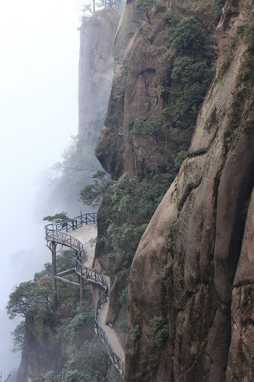 南雁荡山旅游攻略  南雁荡山,位于浙江省平阳县,是我国东南沿海的名山
